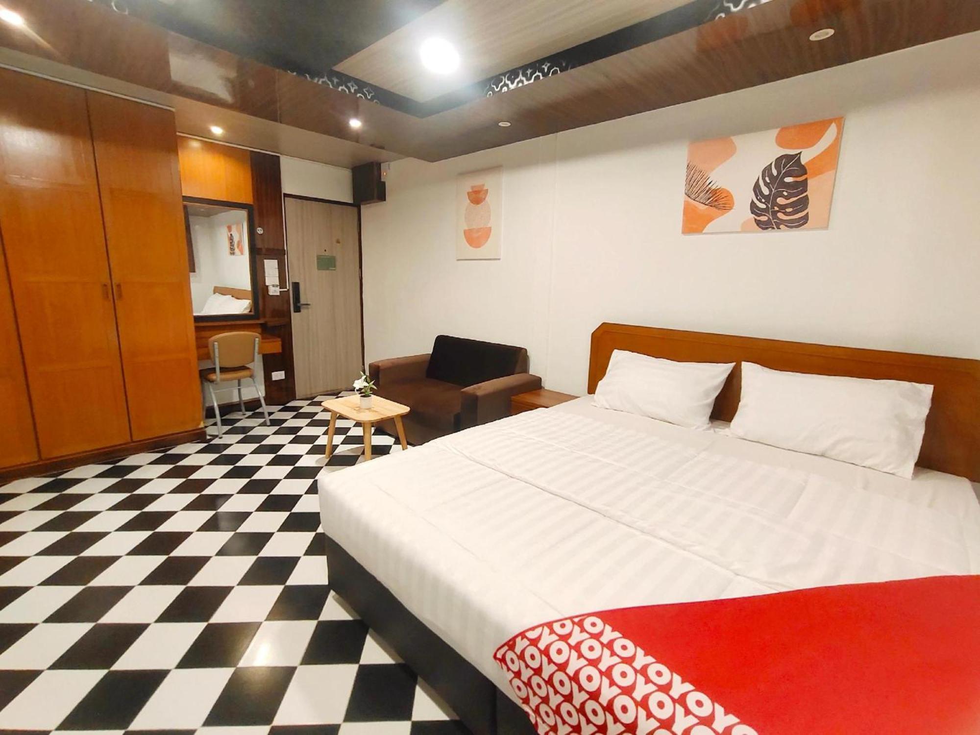 Oyo 75446 Travis Inthamara 49 Hotel Bangkok Ngoại thất bức ảnh