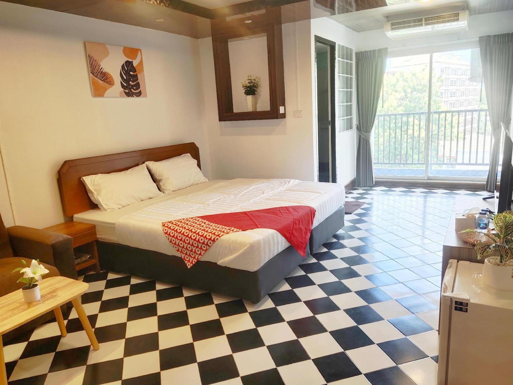 Oyo 75446 Travis Inthamara 49 Hotel Bangkok Ngoại thất bức ảnh