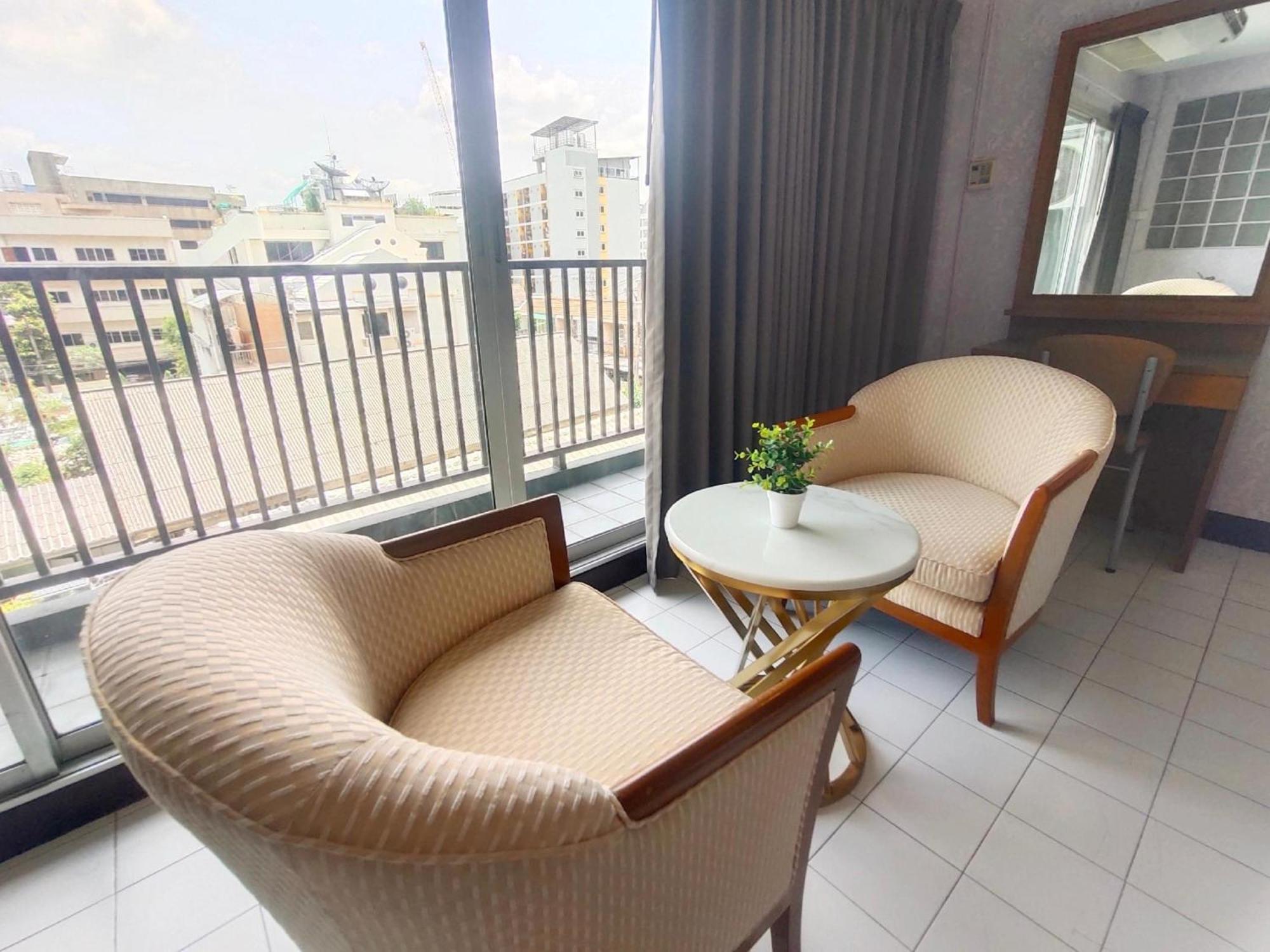 Oyo 75446 Travis Inthamara 49 Hotel Bangkok Ngoại thất bức ảnh
