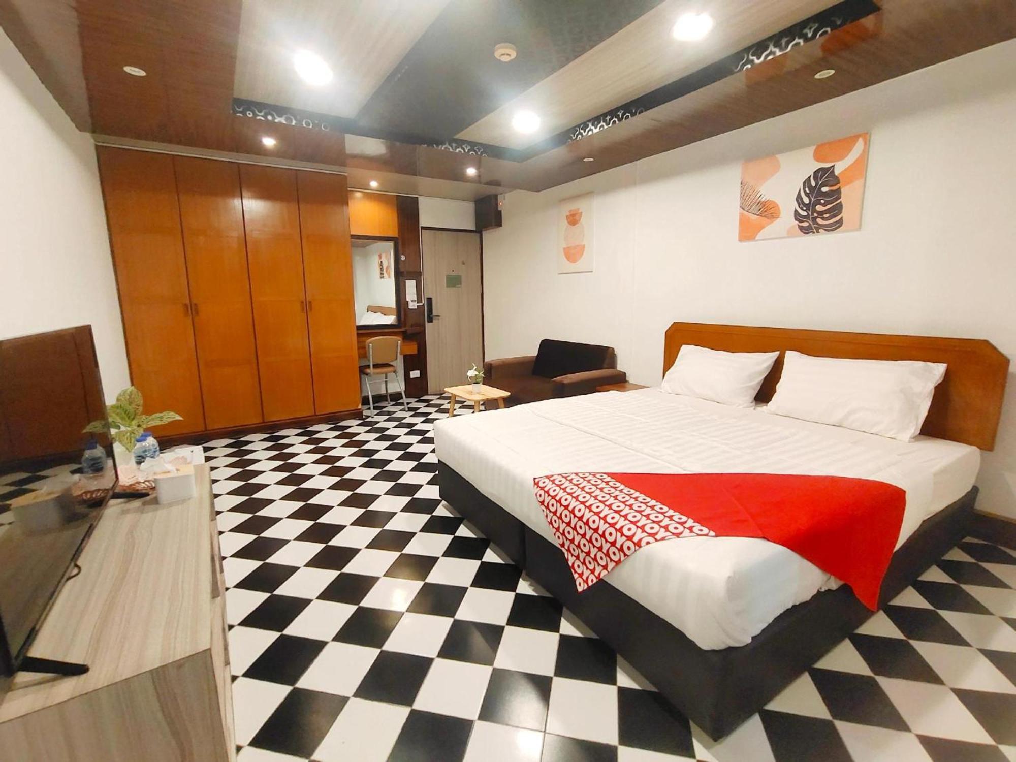Oyo 75446 Travis Inthamara 49 Hotel Bangkok Ngoại thất bức ảnh