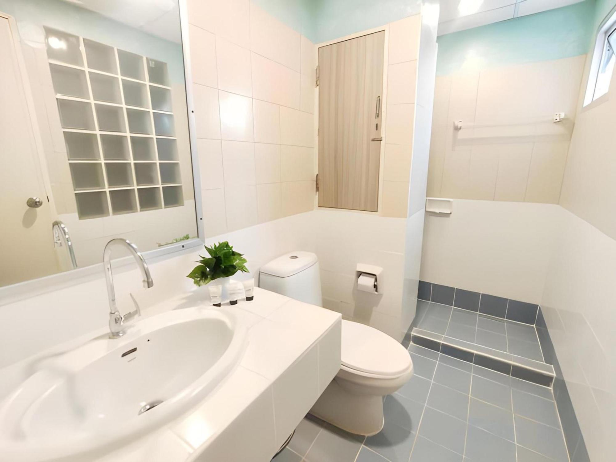 Oyo 75446 Travis Inthamara 49 Hotel Bangkok Ngoại thất bức ảnh