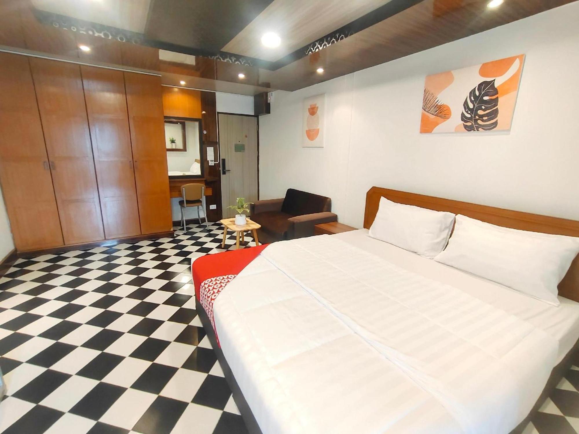 Oyo 75446 Travis Inthamara 49 Hotel Bangkok Ngoại thất bức ảnh