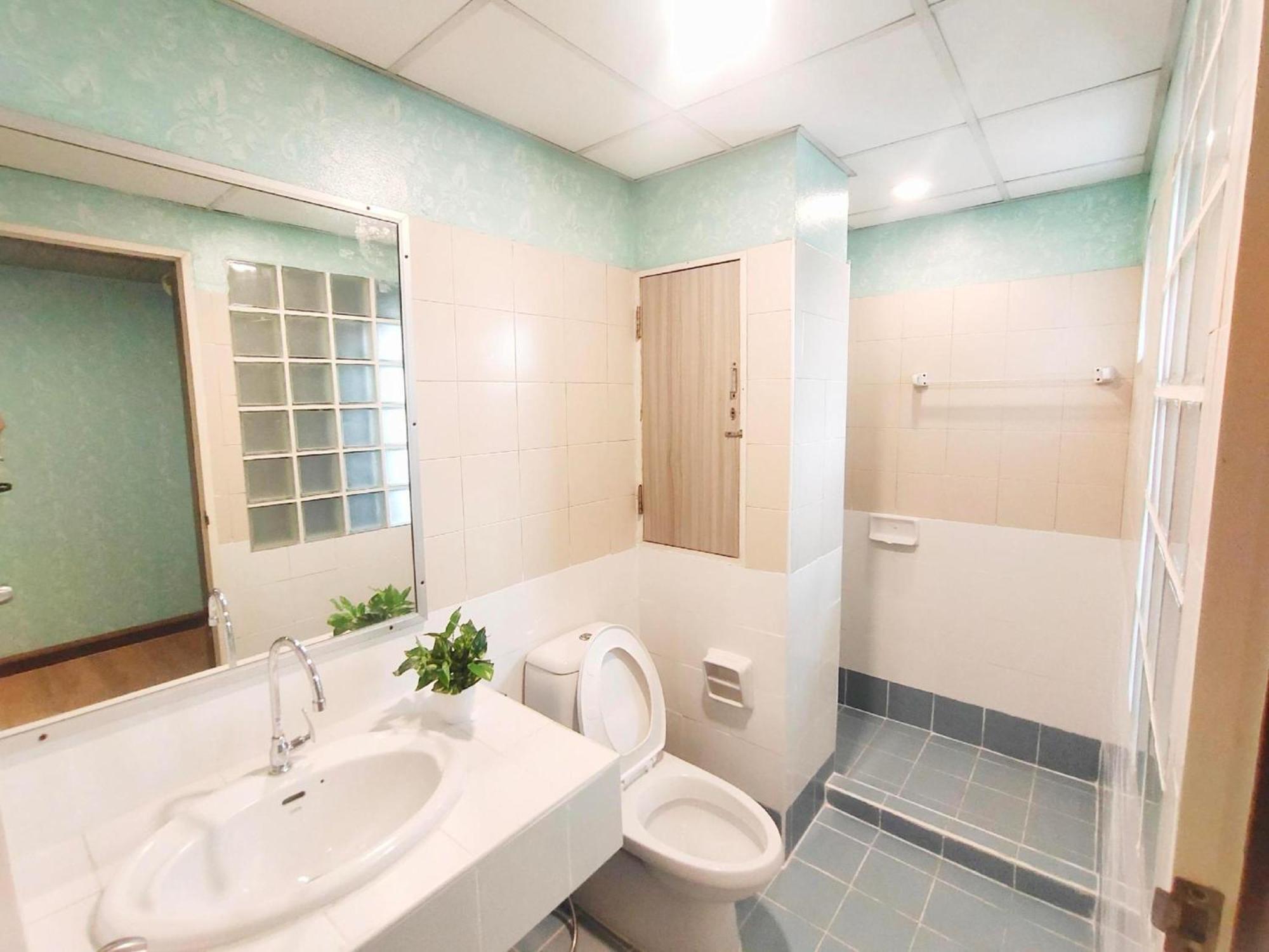 Oyo 75446 Travis Inthamara 49 Hotel Bangkok Ngoại thất bức ảnh