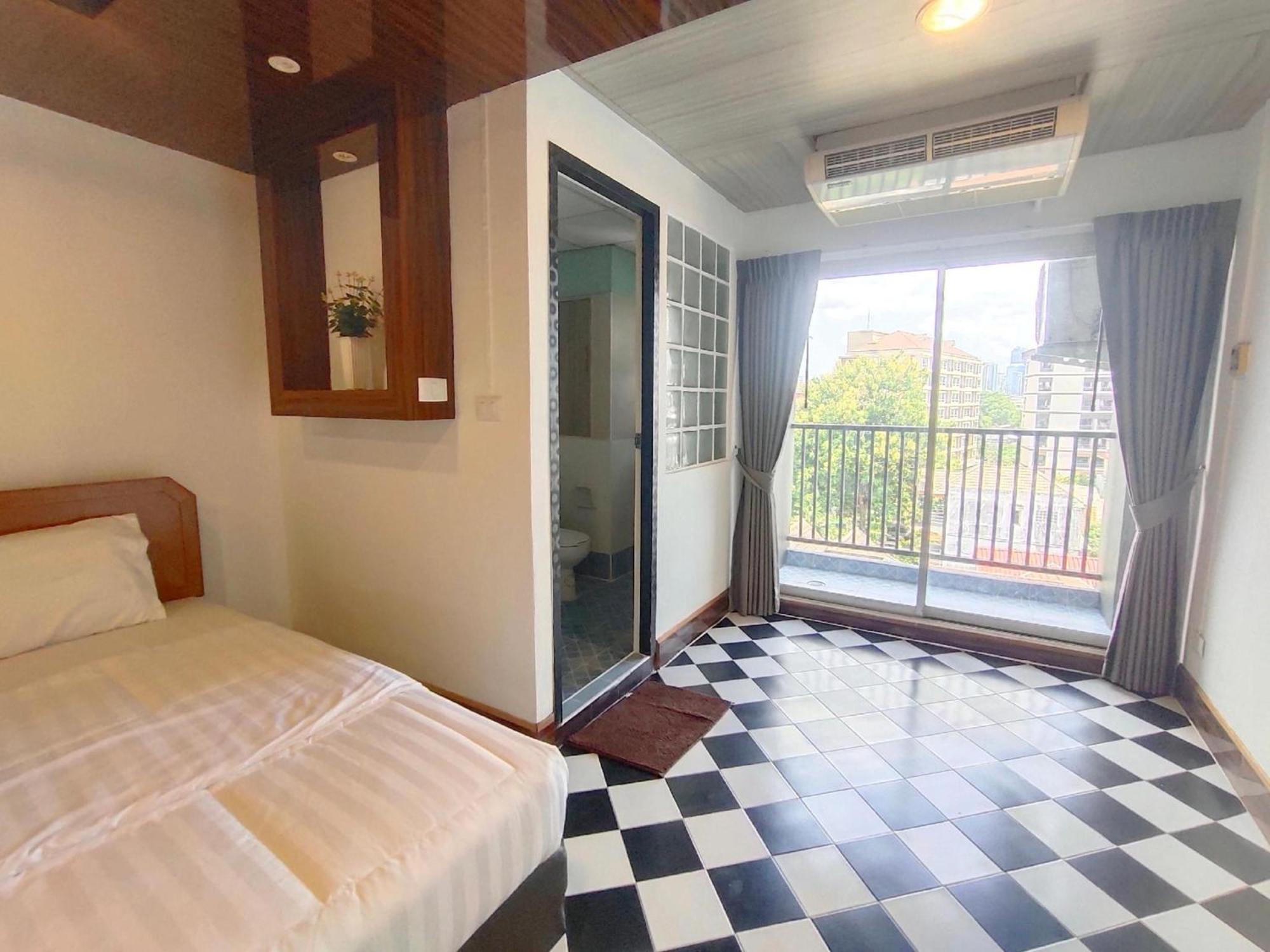 Oyo 75446 Travis Inthamara 49 Hotel Bangkok Ngoại thất bức ảnh
