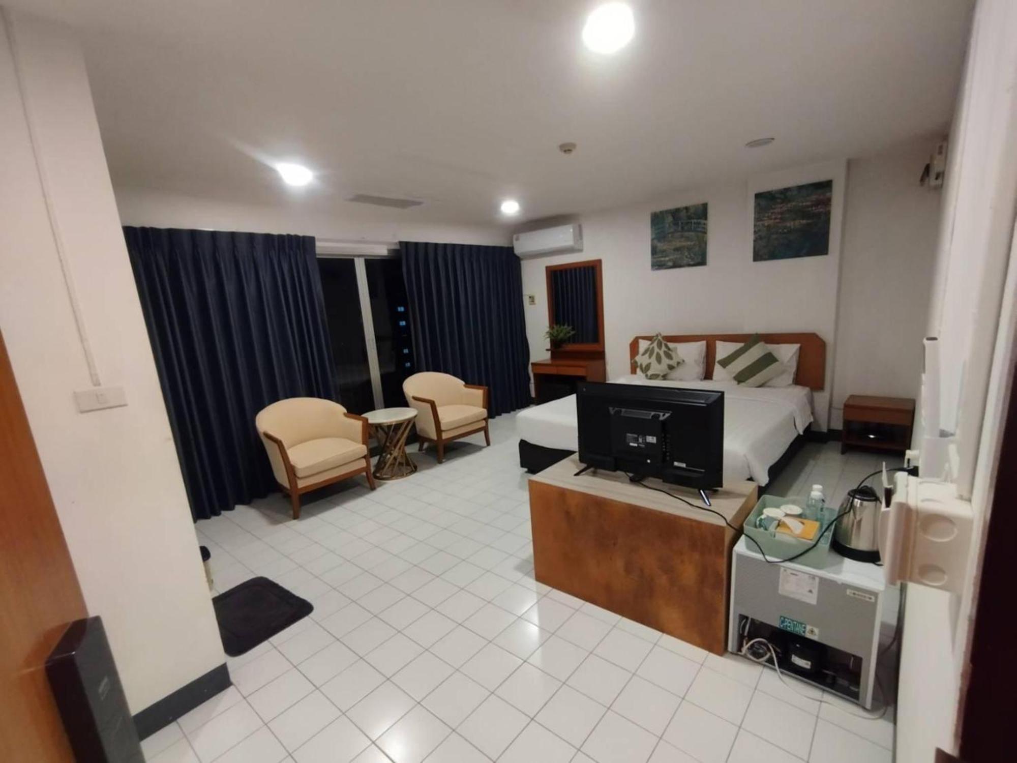 Oyo 75446 Travis Inthamara 49 Hotel Bangkok Ngoại thất bức ảnh