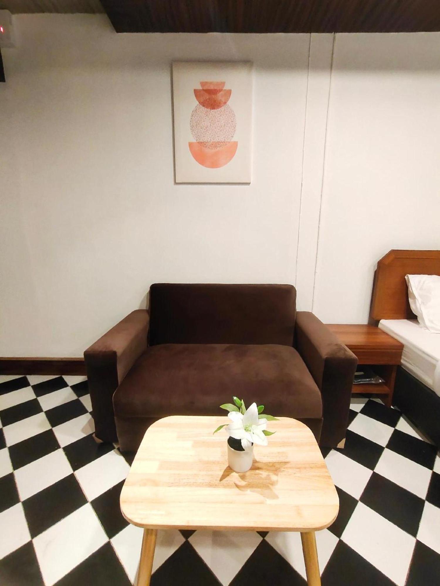 Oyo 75446 Travis Inthamara 49 Hotel Bangkok Ngoại thất bức ảnh